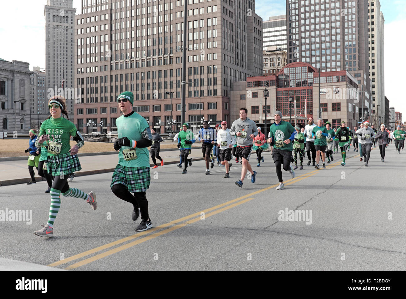 Cleveland, Ohio, USA, 15. März, 2019. Läufer in der 39. Jahrestag St. Maleachi St. Patrick's Day run machen sich auf den Weg durch die Innenstadt von Cleveland, Stockfoto