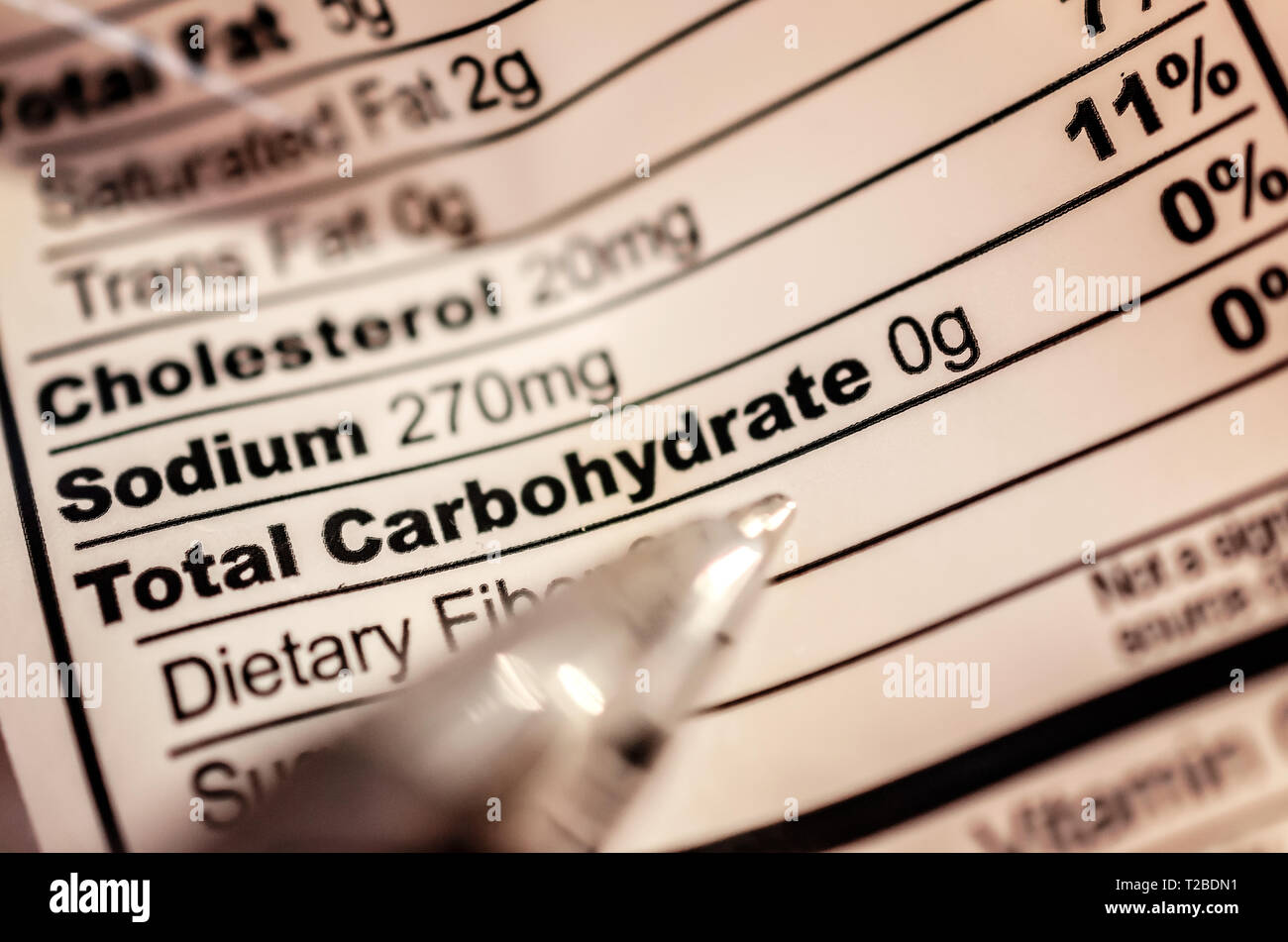 Eine dieter Studien die Kohlenhydrate zählen auf eine ernährungsphysiologische Label, 17. März 2019, in Coden, Alabama. Stockfoto