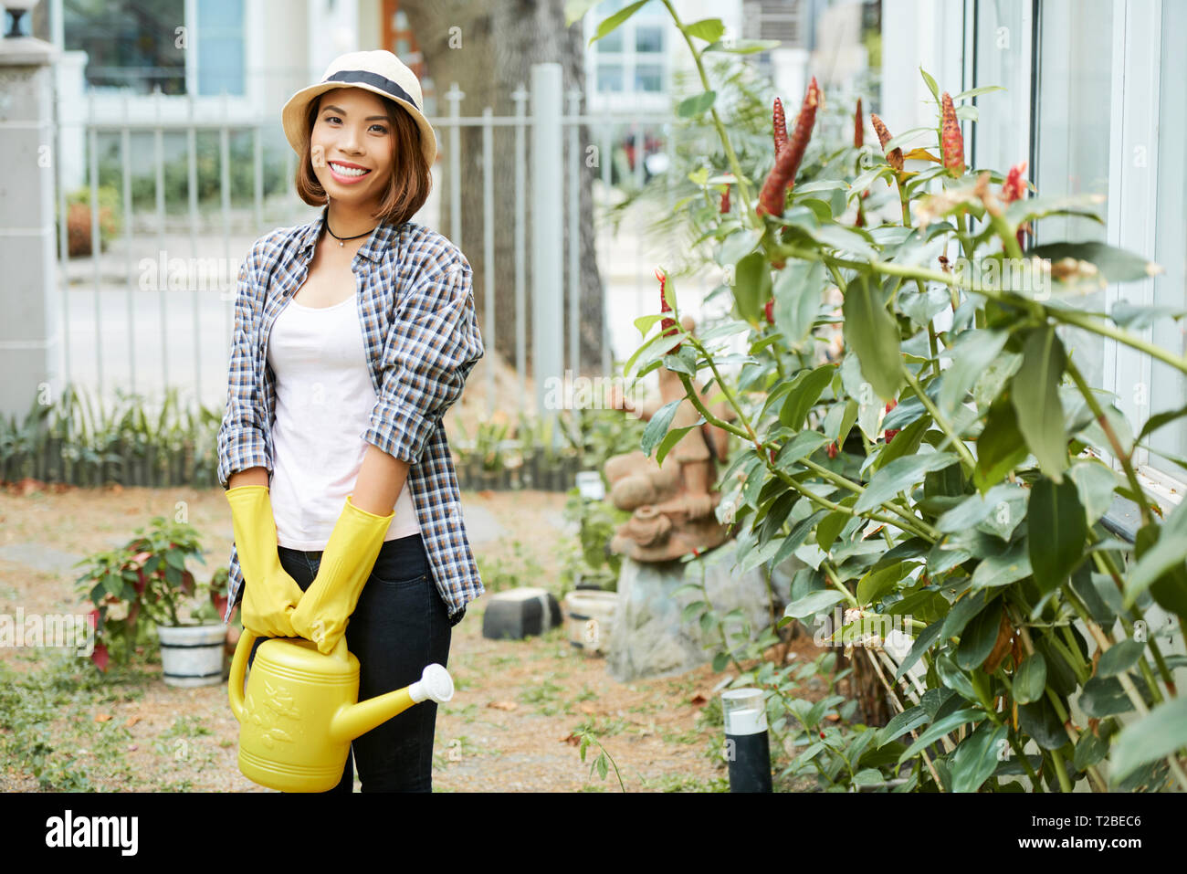 Fröhliche junge Frau, Gartenarbeit Stockfoto