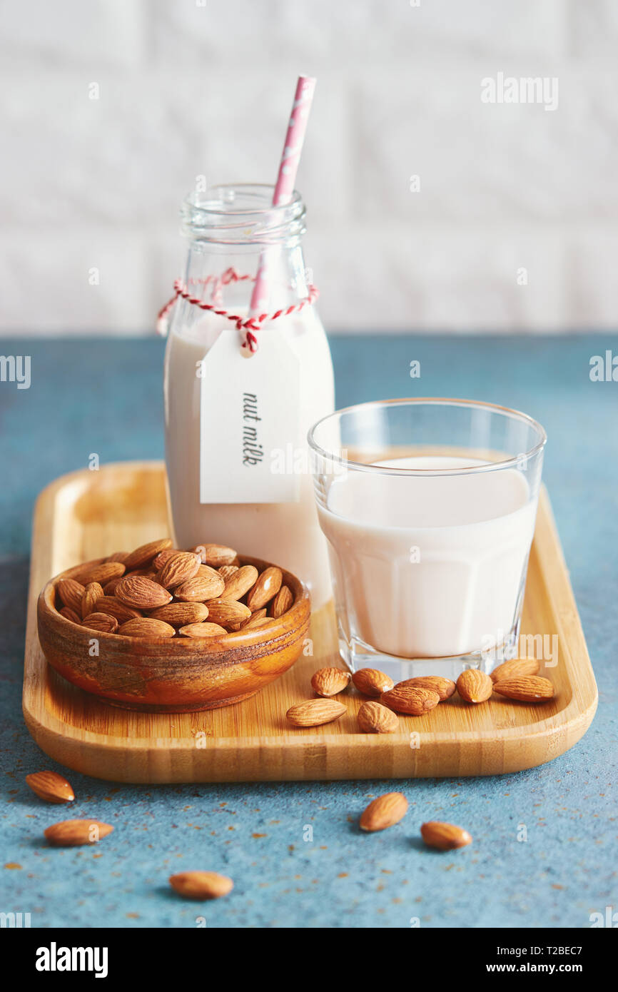 Veganer Ersatz Milch. Glas mit pflanzlicher Milch und Zutaten. Stockfoto