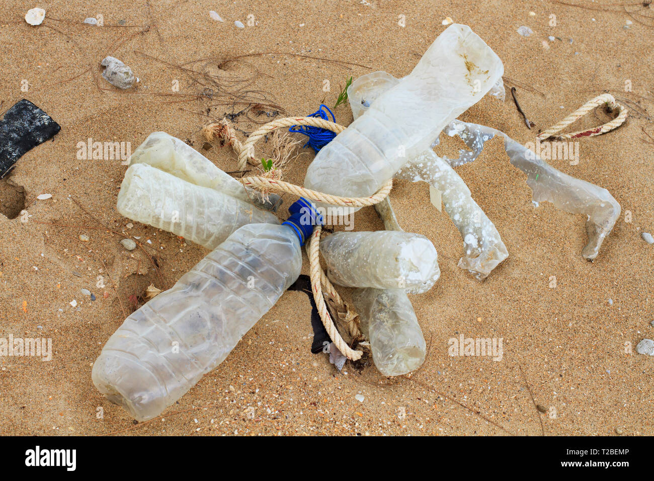 Weggeworfene Plastikflaschen an einem Strand an der Westküste von Cape York, Australien gefunden. Flaschen hatte entleert worden von Fischereifahrzeugen i Stockfoto