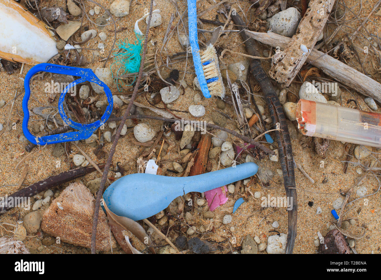 Stück Kunststoff aus der Fischereifahrzeuge, die in der australischen nördlichen Gewässern bis auf einem Strand an der Westküste von Cape York, Australien gewaschen geworfen. Stockfoto