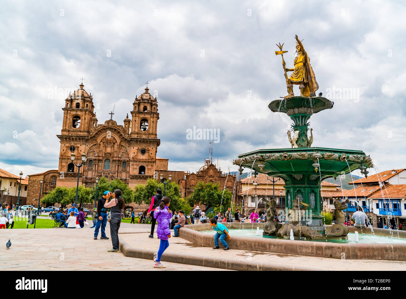 CUSCO, PERU - 26. JANUAR 2016: Blick auf die Plaza de Armas mit der Statue von Pachacuti und die Kathedrale Basilika der Himmelfahrt der Jungfrau Maria in Pro Stockfoto