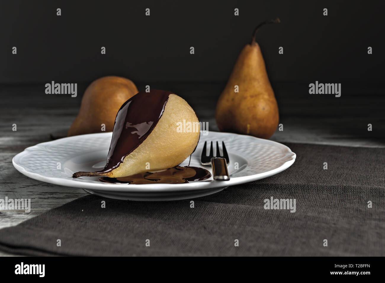 Pera cotta rovesciata con Cioccolato fondente Stockfoto