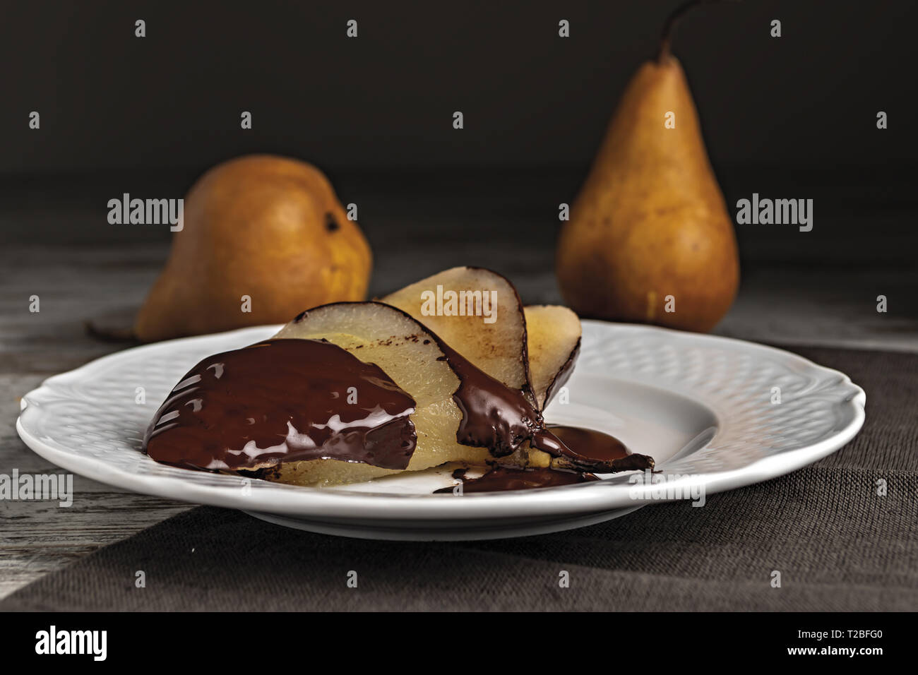 Pera cotta Tagliata con Cioccolato fondente primo piano Stockfoto