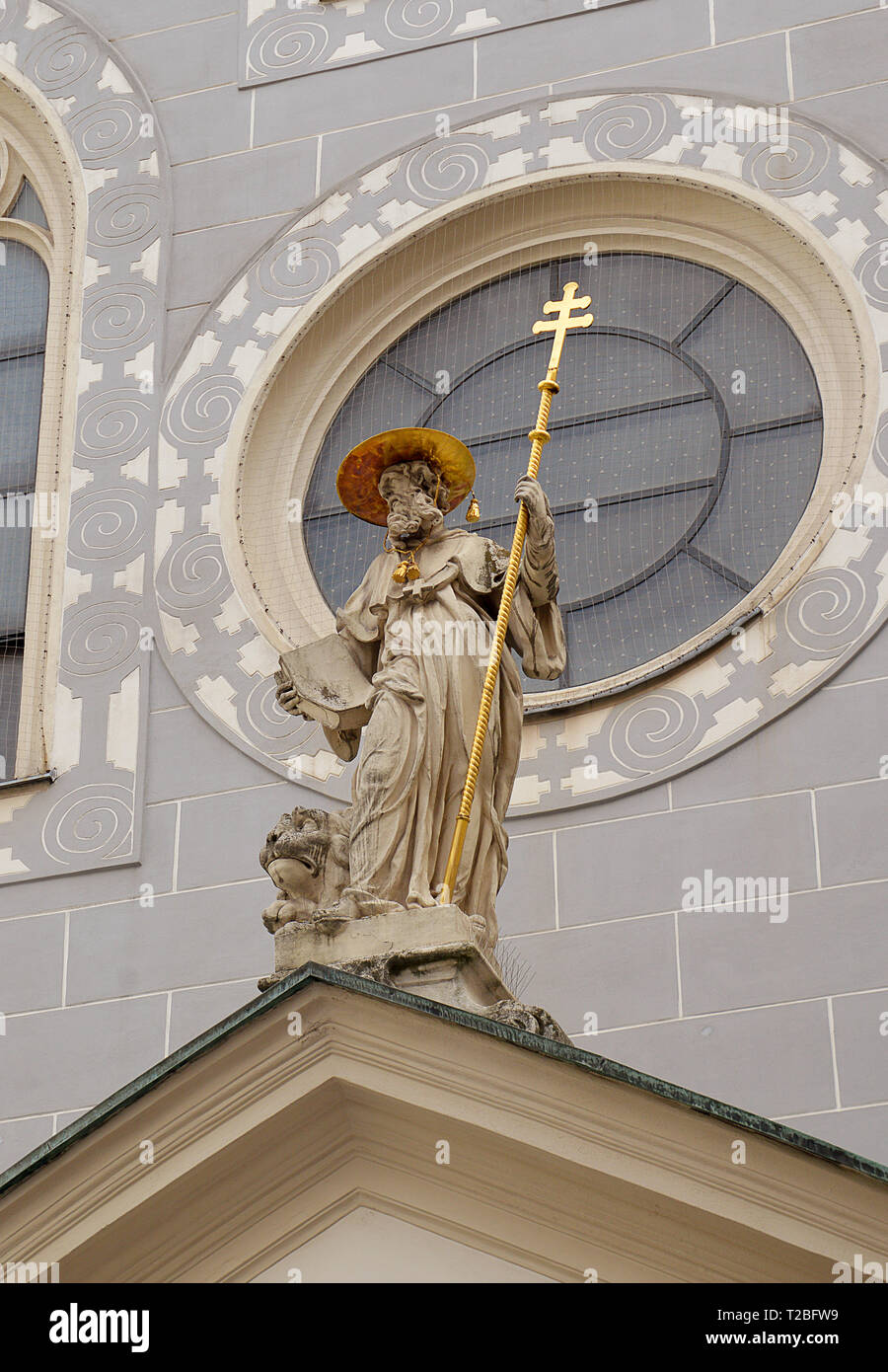 Der hl. Hieronymus, auch als Hl. Hieronymus bekannt, mit dem Löwen, die ihn angefreundet, als Statue über dem Eingang der Franziskanerkirche in Wien Stockfoto