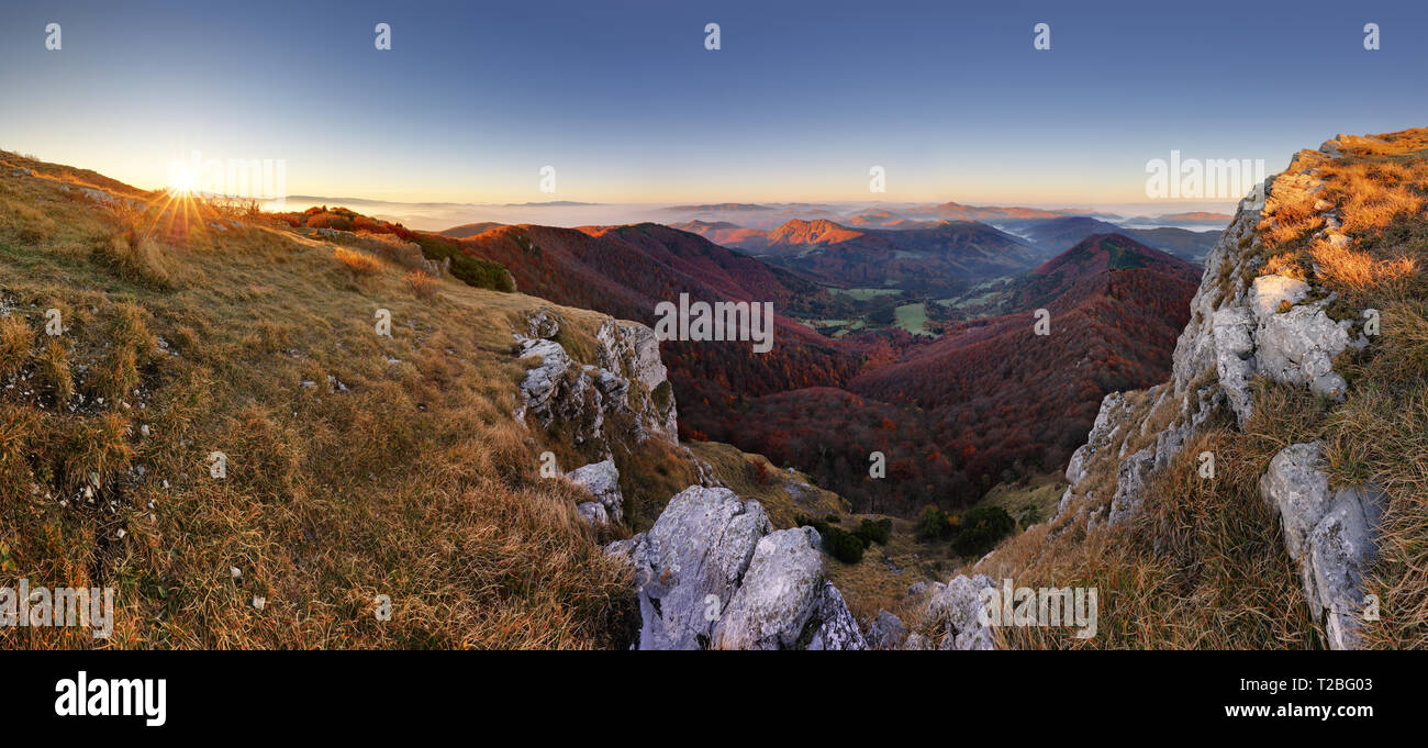 Berg bei Sonnenuntergang Stockfoto