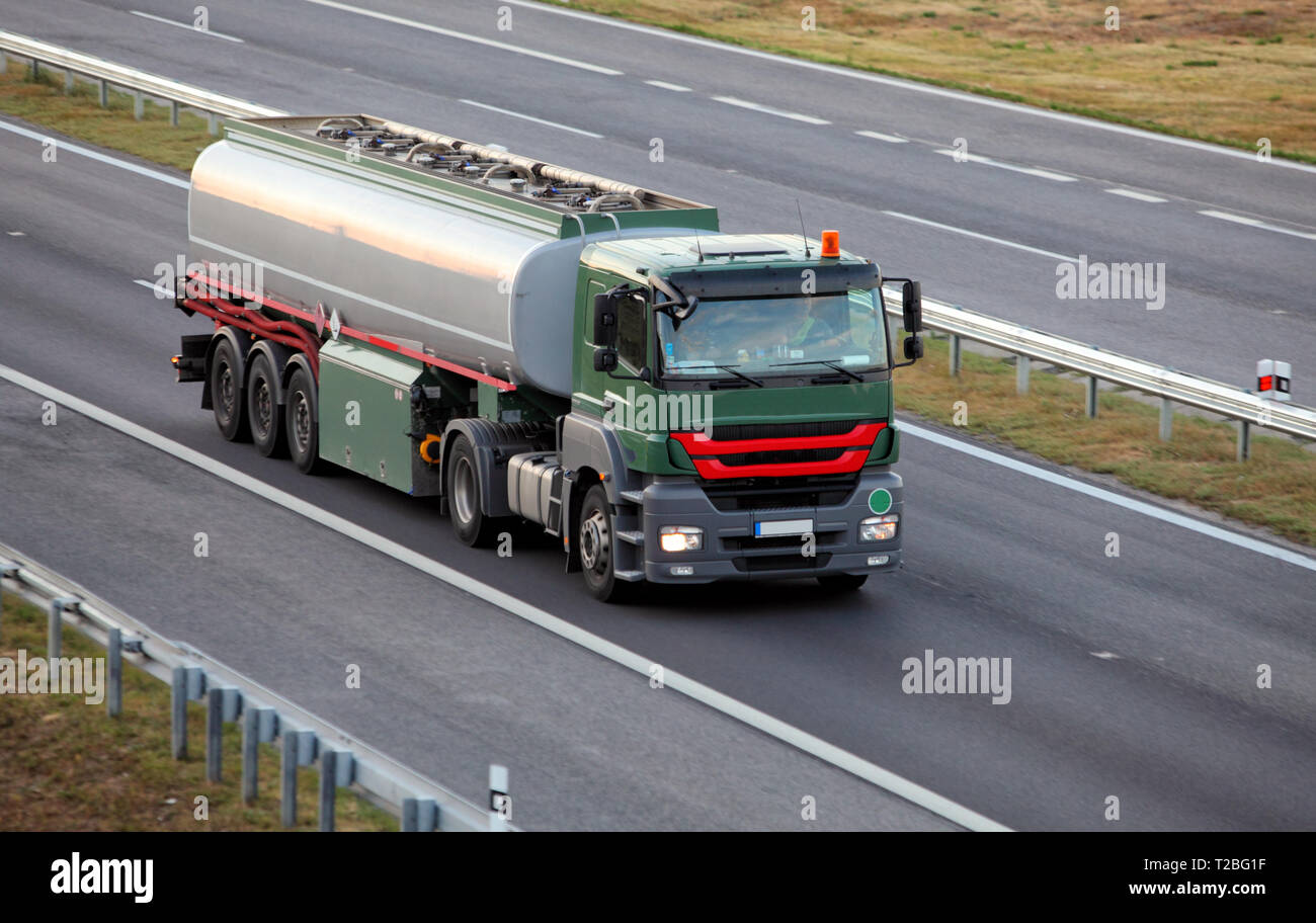 Zisterne Lkw auf der Autobahn Stockfoto