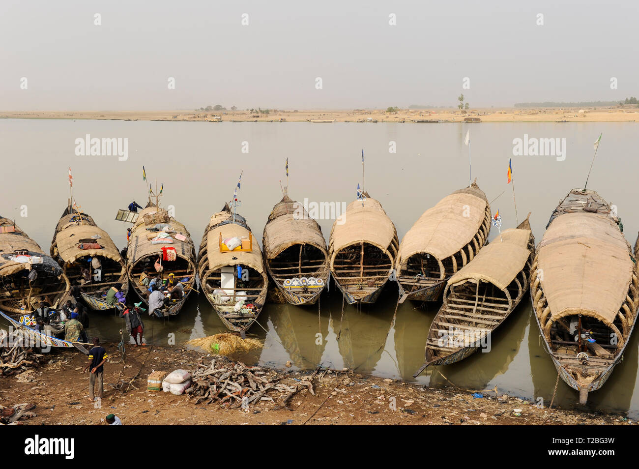 MALI, Mopti, Fluss Niger, Hafen mit pinnace Boote, Markt Tag/Mali, Mopti, Fluss Niger, Markttag und Warenhandel im Hafen mit Pinassen Stockfoto