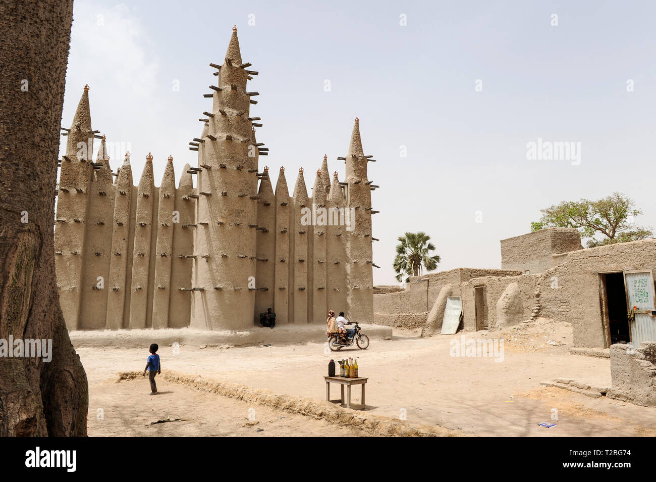 MALI, Mopti, Moschee aus Lehm gebaut, brennstoffflasche für Verkauf Stockfoto