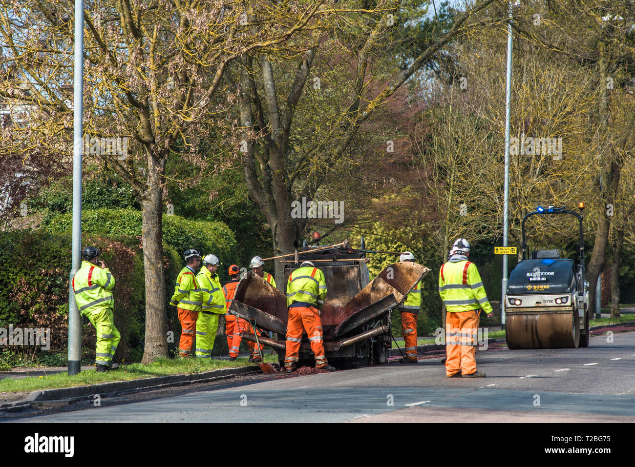 Cambridge, Großbritannien. 31 Mär, 2019. Große Straße resurfacing Arbeit einschließlich Radweg auf Huntingdon Road, Cambridge, UK. Stockfoto