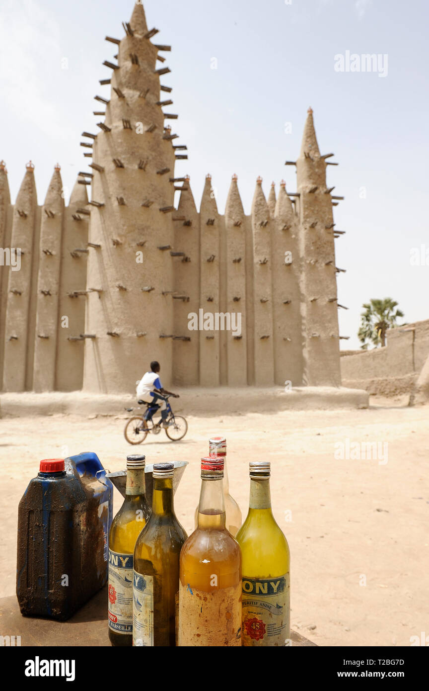 MALI, Mopti, Moschee aus Lehm gebaut, brennstoffflasche für Verkauf Stockfoto
