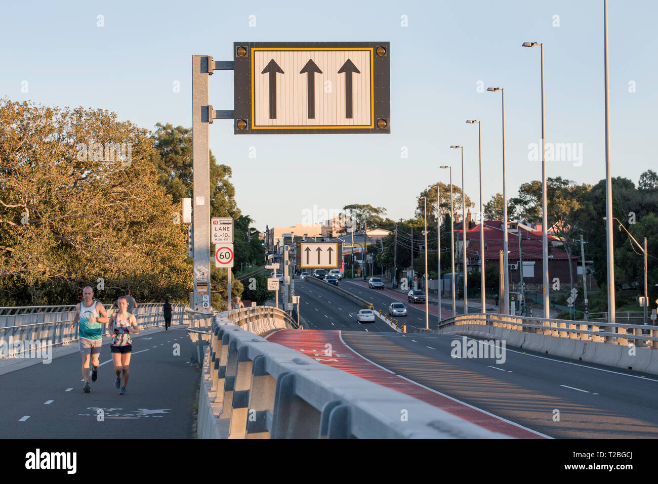 Personen Ausübung auf die Iron Cove Brücke, die verbindet die Stadtteile von Sydney Drummoyne und Rozelle, über den oberen erreicht den Hafen von Sydney. Stockfoto