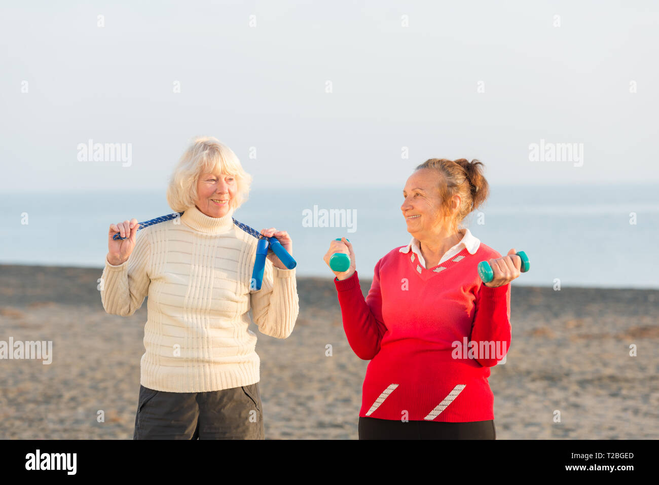 Zwei ältere Frauen Training Outdoor Stockfoto