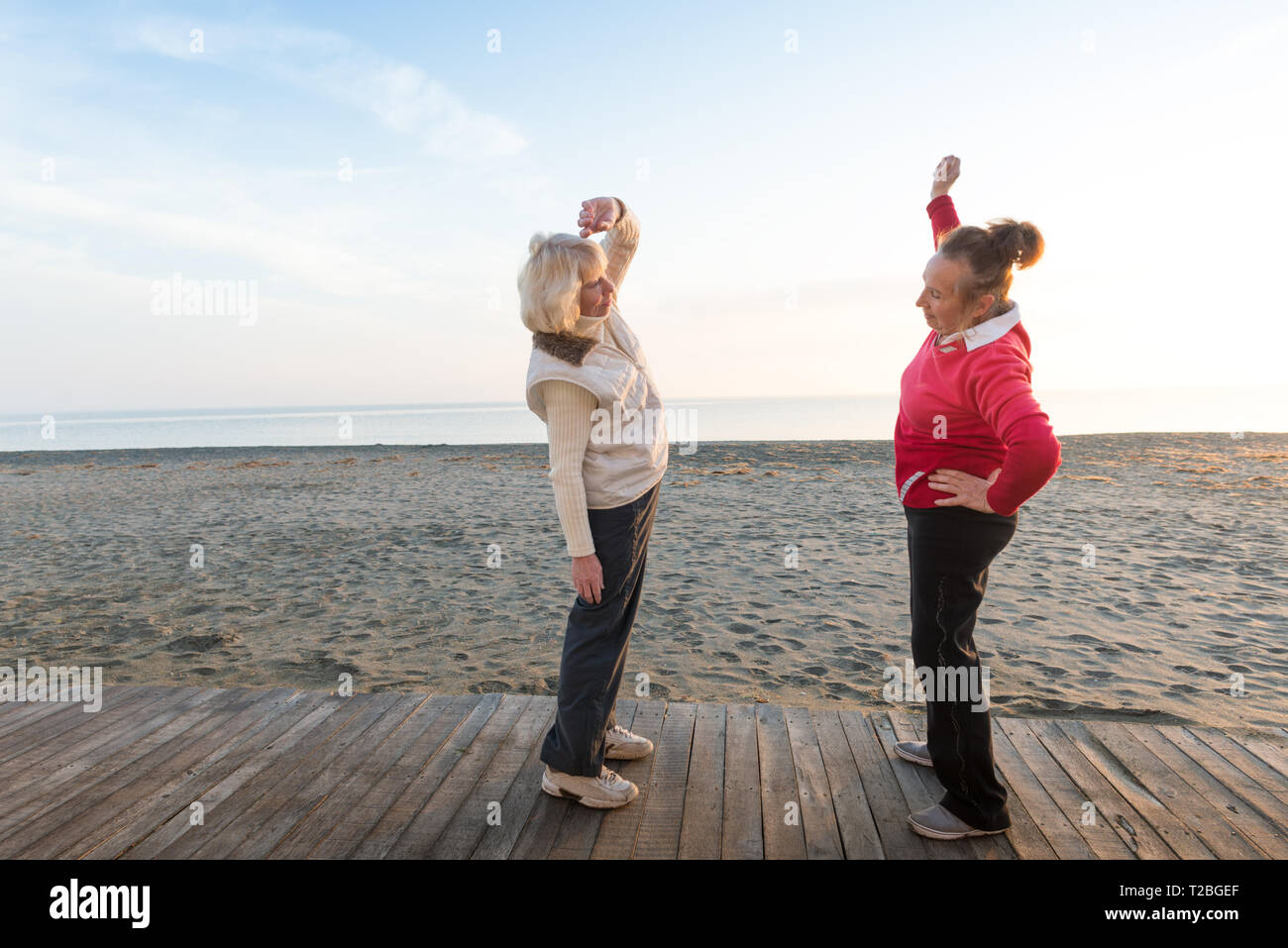 Zwei ältere Frauen Training Outdoor Stockfoto