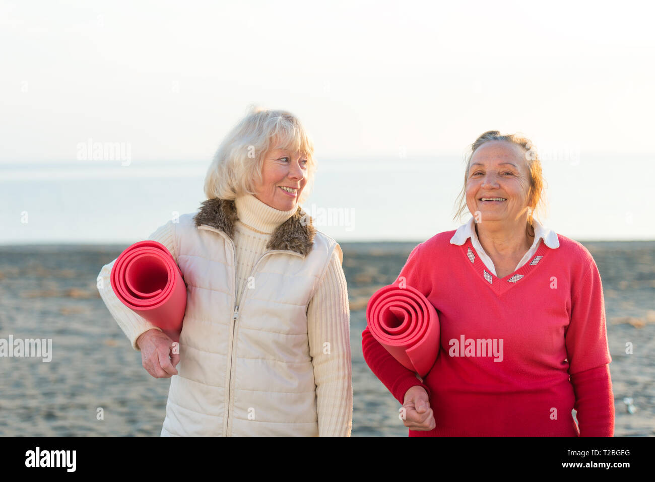 Zwei ältere Frauen Training Outdoor Stockfoto