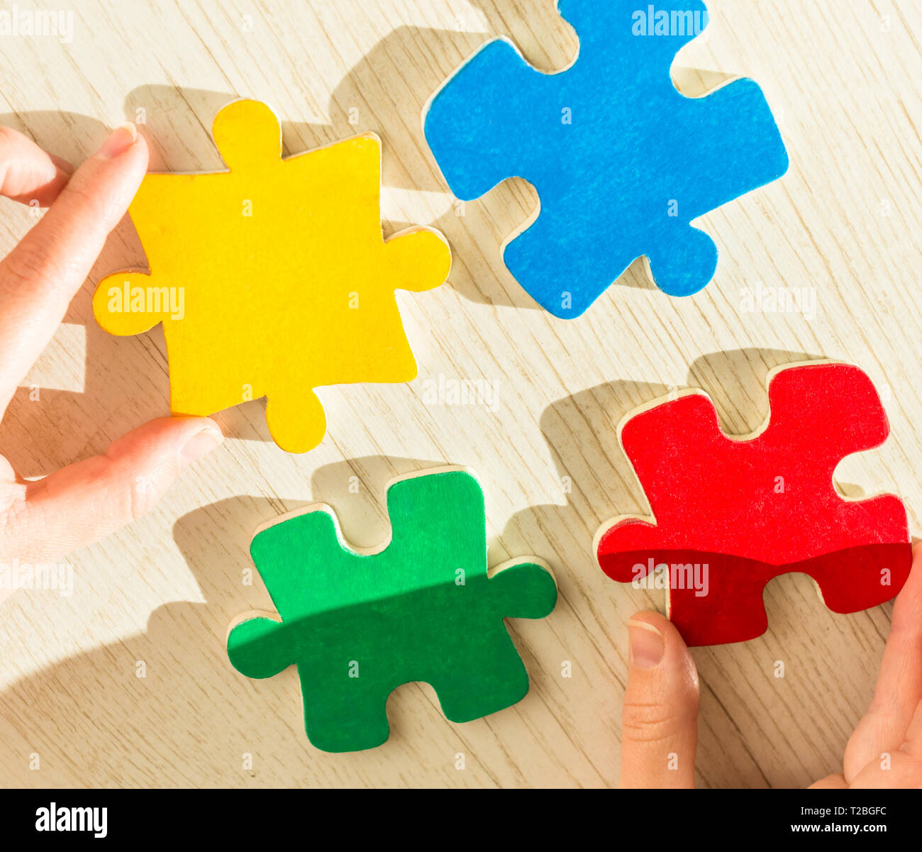 Hände mit Puzzleteile Stockfoto