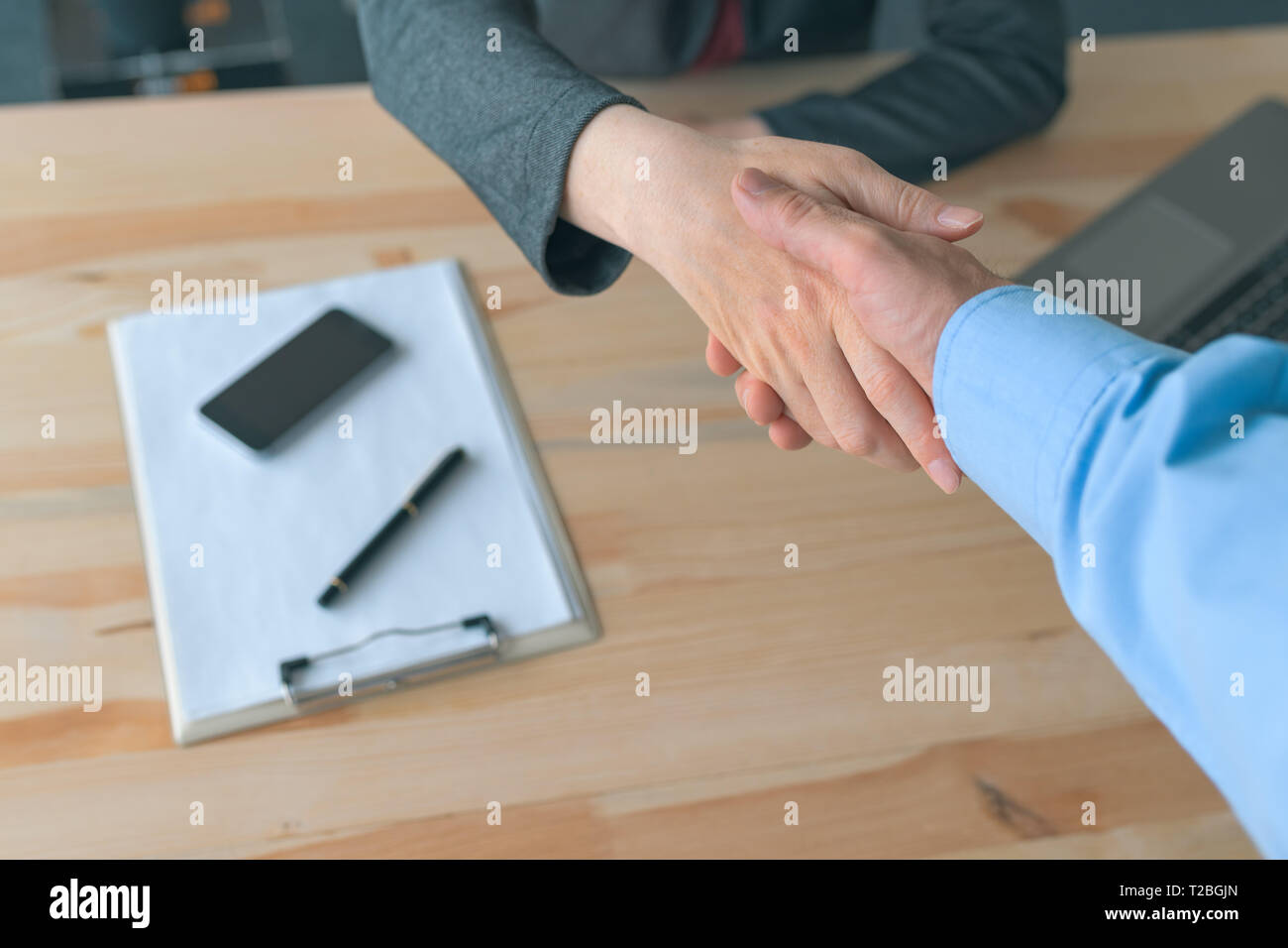 Kaufmann und Kauffrau Handshake, zwei Geschäftsleute die Hände schütteln und Begrüßung Beginn der Corporate Meeting im Büro Stockfoto