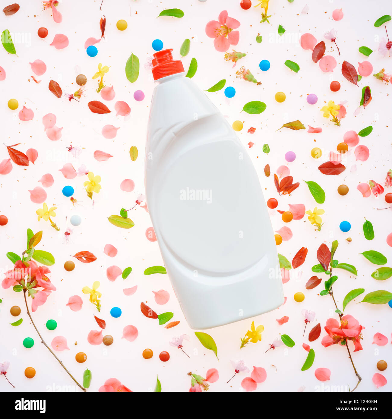 Flüssigem Geschirrspülmittel Reinigungsmittel Flasche mock up flach Draufsicht mit Frühling Blumen Dekoration Stockfoto