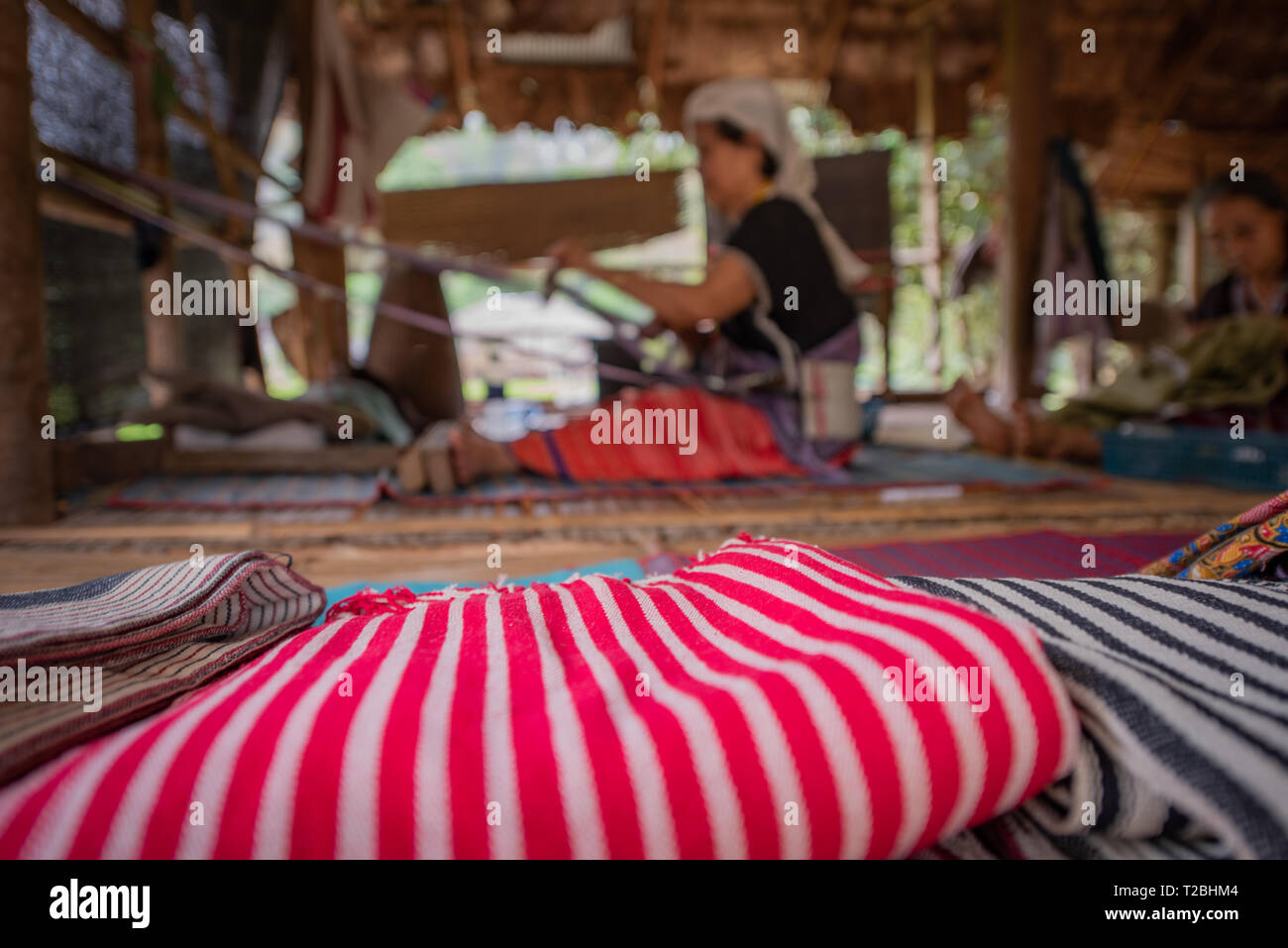 Baan Tong Luang Chiang Mai Thailand April 16 2018 Tribal Frau Weberei flache Tiefenschärfe auf veredelte Gewebe Stockfoto