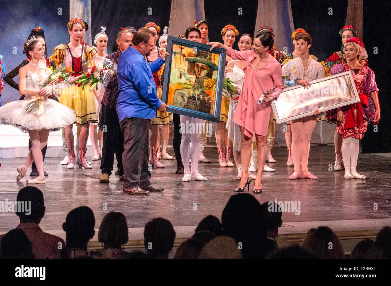 Nationalballett Kubas führt Cinderella an der Nächstenliebe Theater, Santa Clara, Villa Clara, Kuba. Viengsay Valdes (rosa Kleid) erhält Auszeichnung Stockfoto