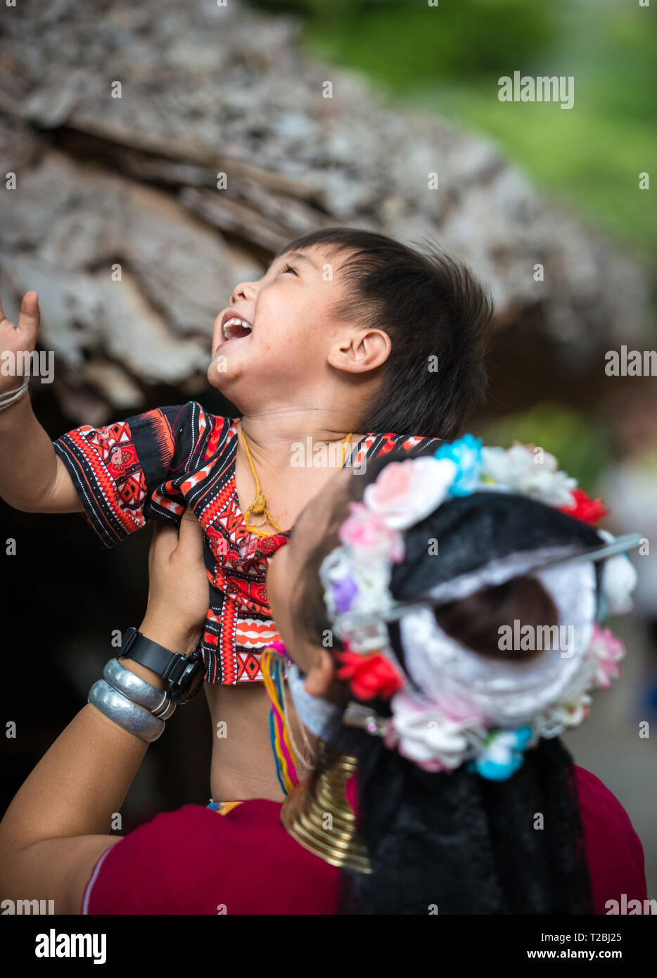 Baan Tong Luang Chiang Mai Thailand 16 April 2018 junge Mädchen nimmt happy Bay Long Neck Karen traditionelles Dorf Stockfoto