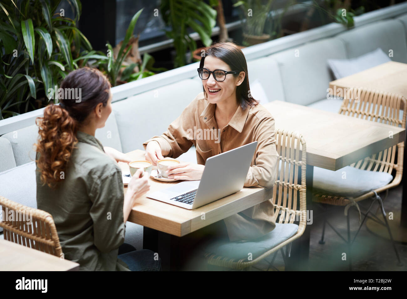 Diskussion von über Kaffee Stockfoto
