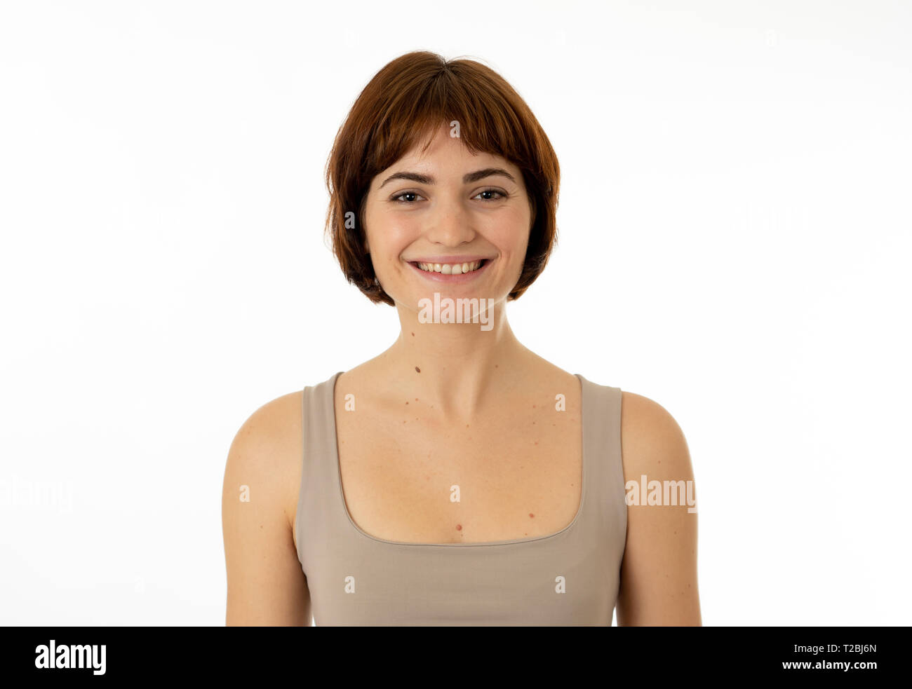 Close up Portrait von attraktiven jungen Hübschen kaukasische Frau mit glücklichen Gesicht und schönes Lächeln. Auf weiß isoliert. In Menschen, die positiven menschlichen Gesichts Stockfoto