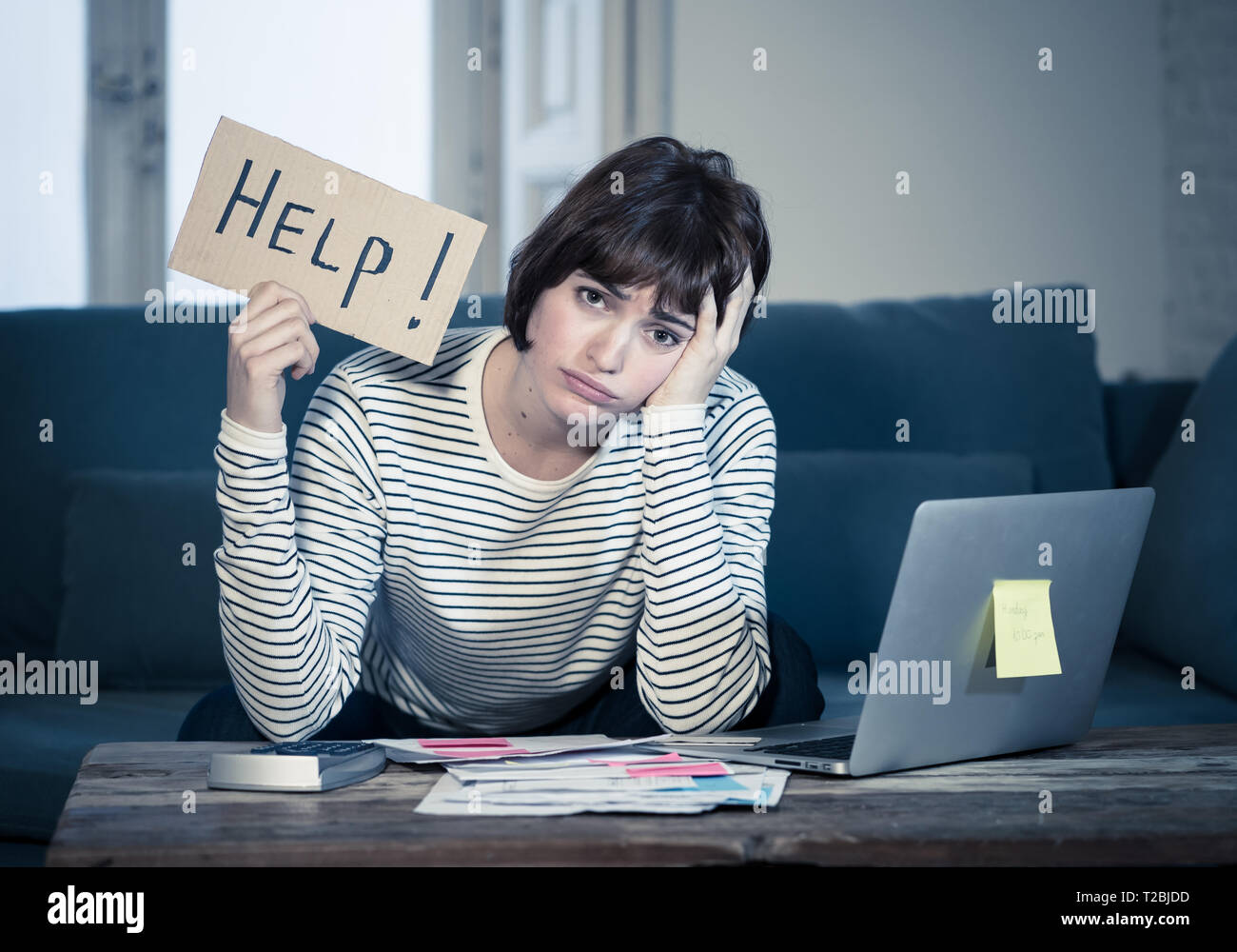 Portrait von sorgen junge Frau Gefühl gestresst und verzweifelt um Hilfe zu bitten, in der du Rechnungen bezahlen, Schulden, Steuern und Rechnungswesen home Finanzen mit Stockfoto