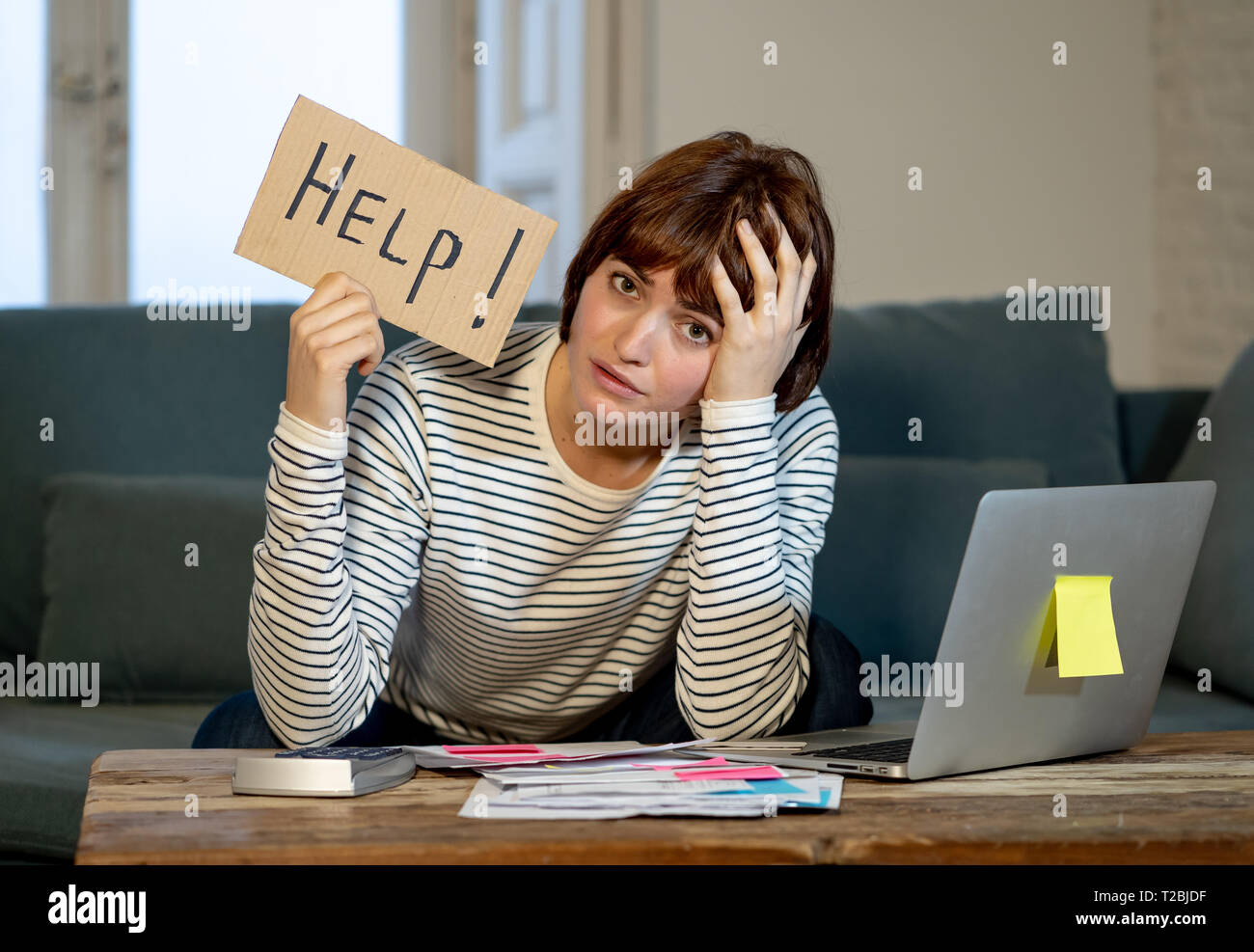 Portrait von sorgen junge Frau Gefühl gestresst und verzweifelt um Hilfe zu bitten, in der du Rechnungen bezahlen, Schulden, Steuern und Rechnungswesen home Finanzen mit Stockfoto