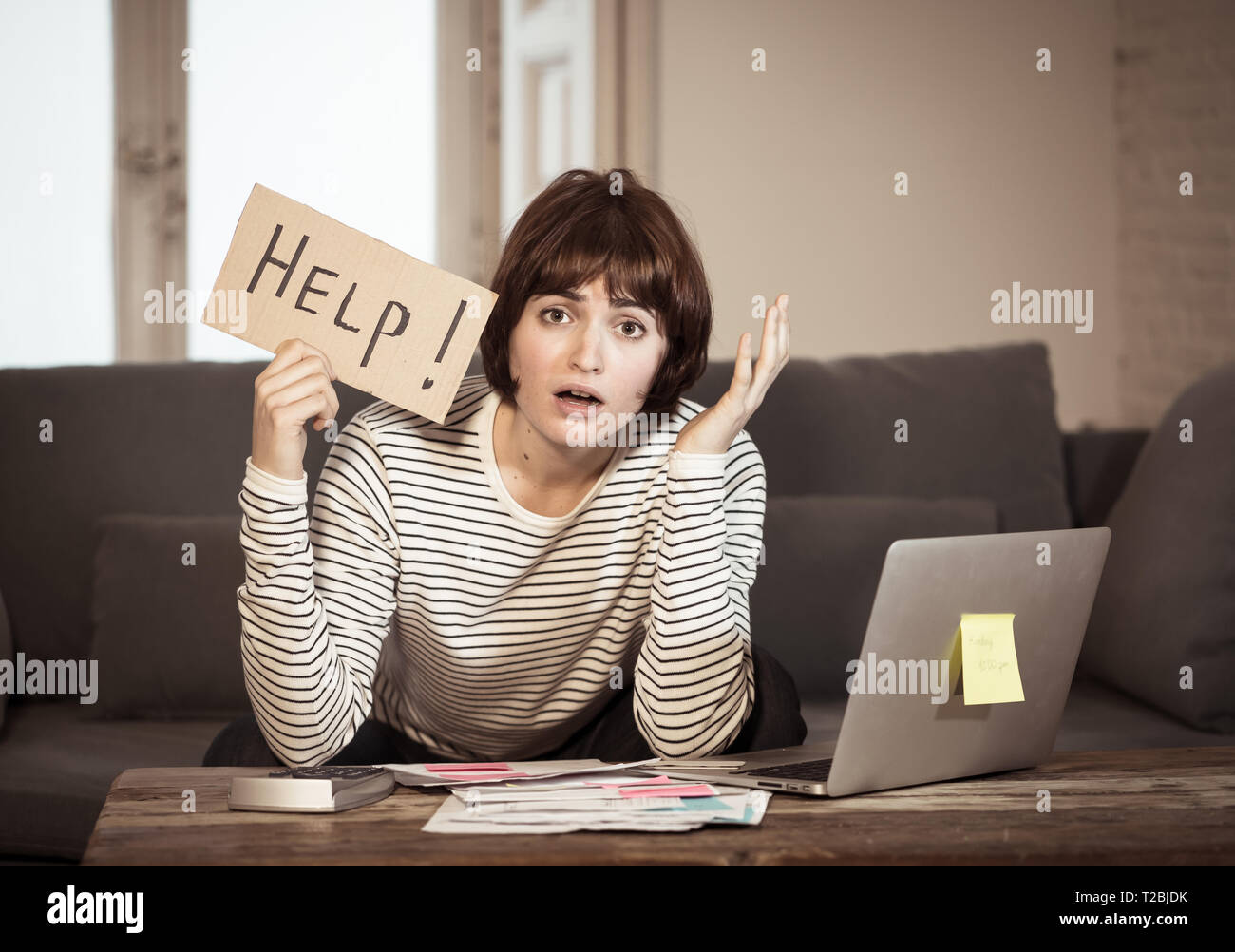 Portrait von sorgen junge Frau Gefühl gestresst und verzweifelt um Hilfe zu bitten, in der du Rechnungen bezahlen, Schulden, Steuern und Rechnungswesen home Finanzen mit Stockfoto