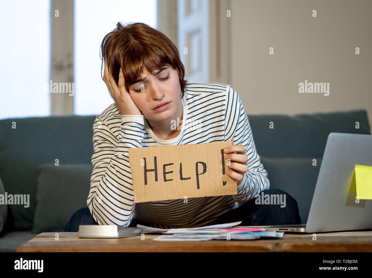 Portrait von sorgen junge Frau Gefühl gestresst und verzweifelt um Hilfe zu bitten, in der du Rechnungen bezahlen, Schulden, Steuern und Rechnungswesen home Finanzen mit Stockfoto