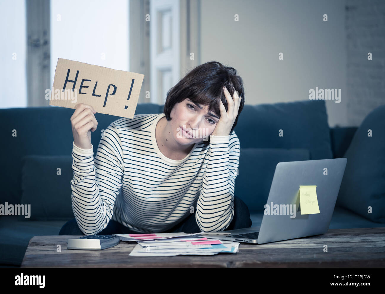Portrait von sorgen junge Frau Gefühl gestresst und verzweifelt um Hilfe zu bitten, in der du Rechnungen bezahlen, Schulden, Steuern und Rechnungswesen home Finanzen mit Stockfoto