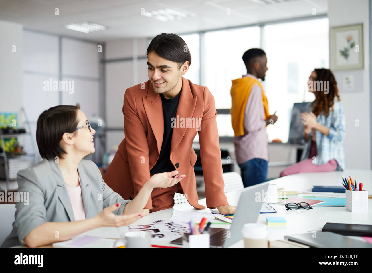 Multi-Ethnic Gruppe im Büro Stockfoto