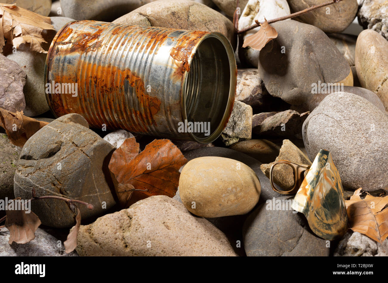 Noch immer leben einer Verrosteten leeren verwendet Blechdose mit Deckel und ziehen Sie Abfälle auf Kiesel-strand Etage als Umweltverschmutzung closeup Stockfoto