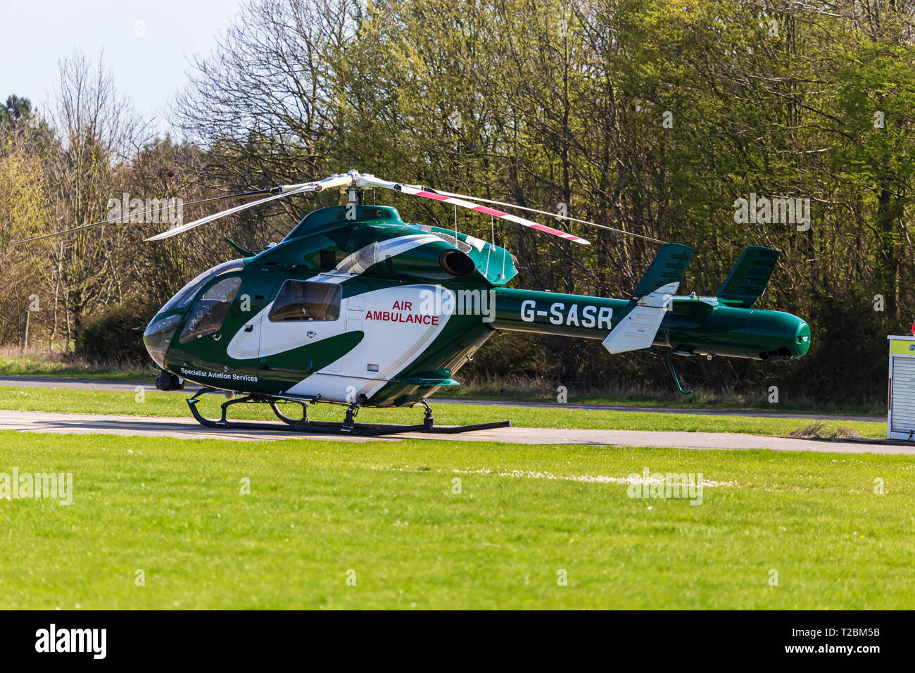 Hubschrauber Betriebssystem für Essex & Herts Air Ambulance vom Earls Colne Flugplatz in Essex an einem schönen Frühlingstag Stockfoto