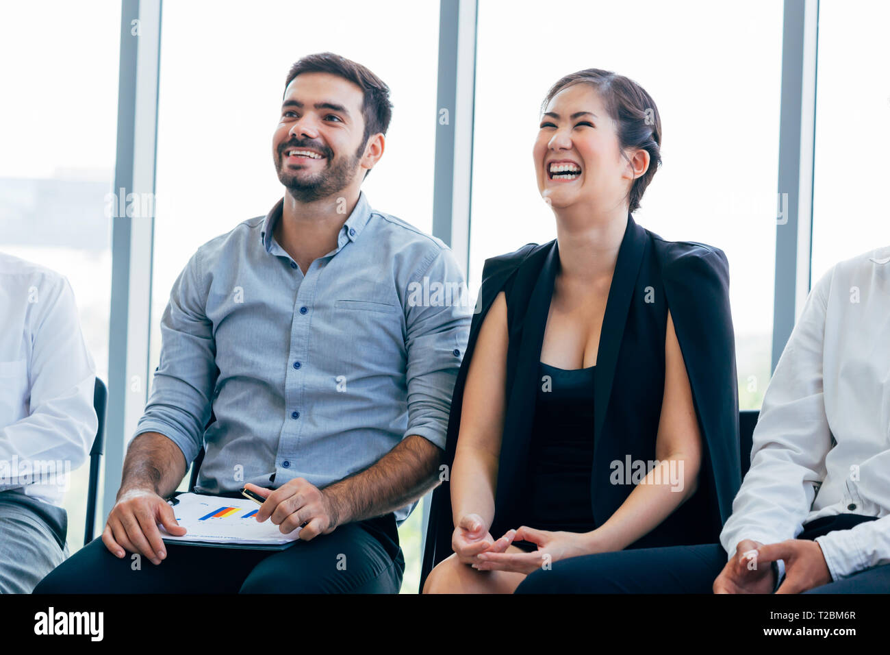 Nahaufnahme der Geschäftsfrau zu lachen und Spaß zu hören Vortrag und Seminar zusammen mit männlichen Business Partner Stockfoto