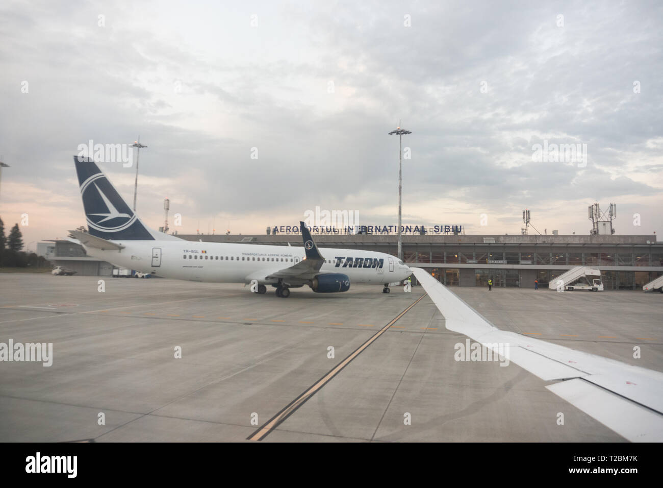 Sibiu International Airport mit Tarom Flugzeug im Hintergrund Stockfoto