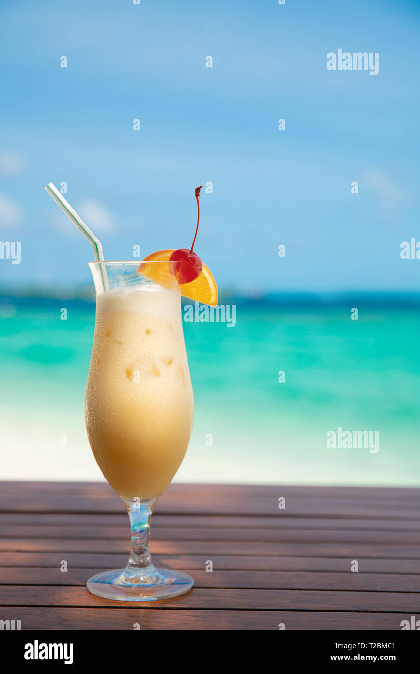 Cocunut Cocktail und Meer Hintergrund am klaren Himmel Tag Stockfoto