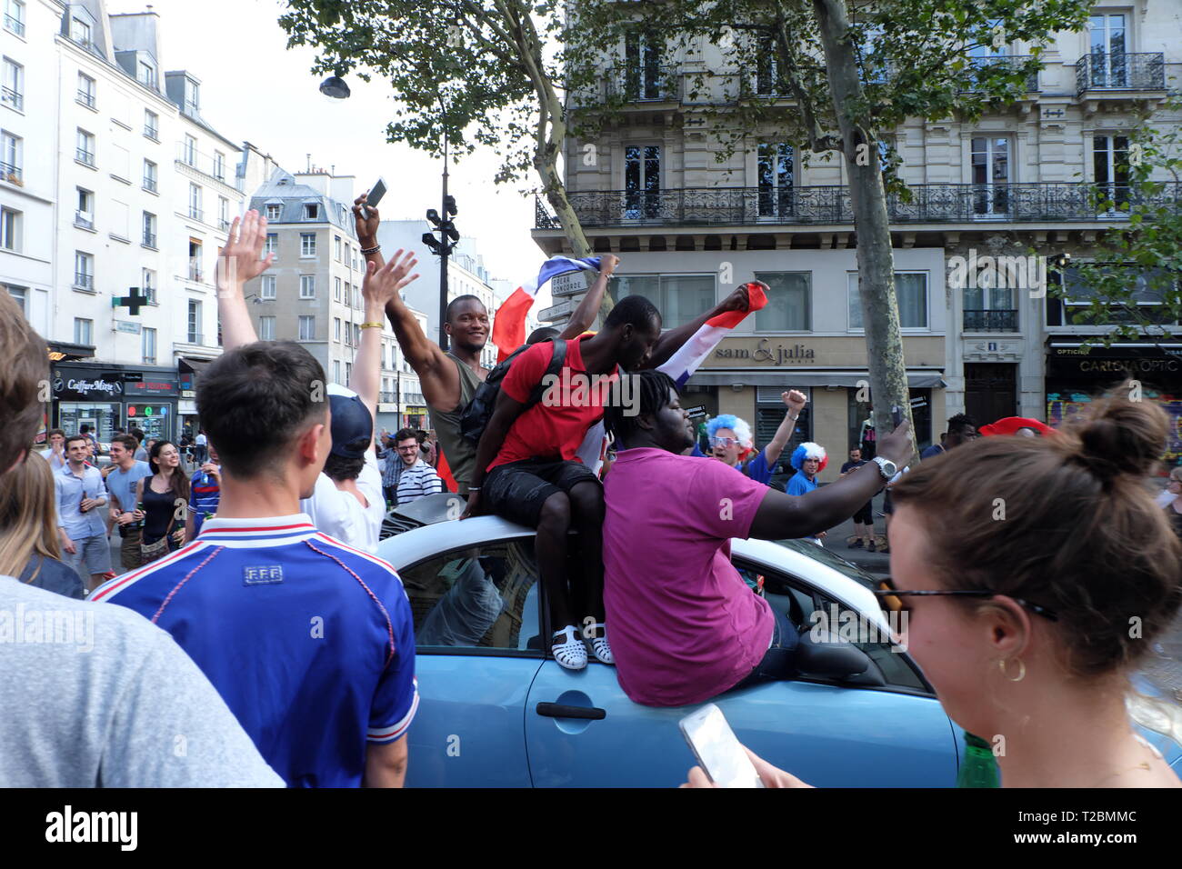 Pariser versammelt in der Nähe der Porte Saint-Martin genießen Sie die FIFA WM-Finale im Juli 2018, als Frankreich Fußball-Meister wurde. Stockfoto