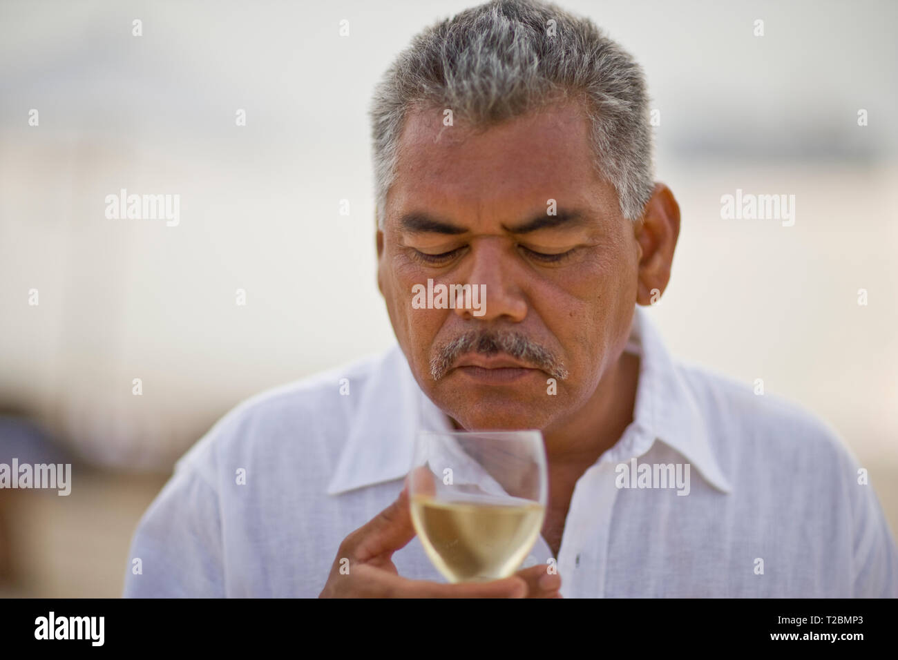 Man sniffing Wein vor der Verkostung es Stockfoto