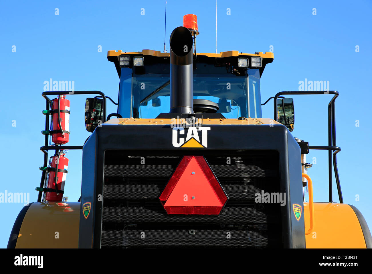 Lieto, Finnland - 22. März 2019: Cat Radlader, Detail, mit Caterpillar Inc. Firmenlogo Konekaupan Zotten Lansi Maschinen Vertrieb. Stockfoto