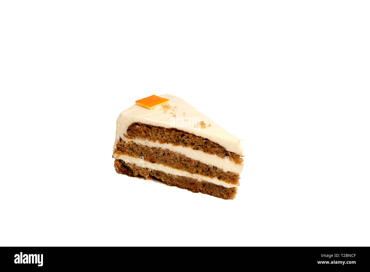 Stück Karottenkuchen auf weißem Hintergrund, kein Schatten Stockfoto