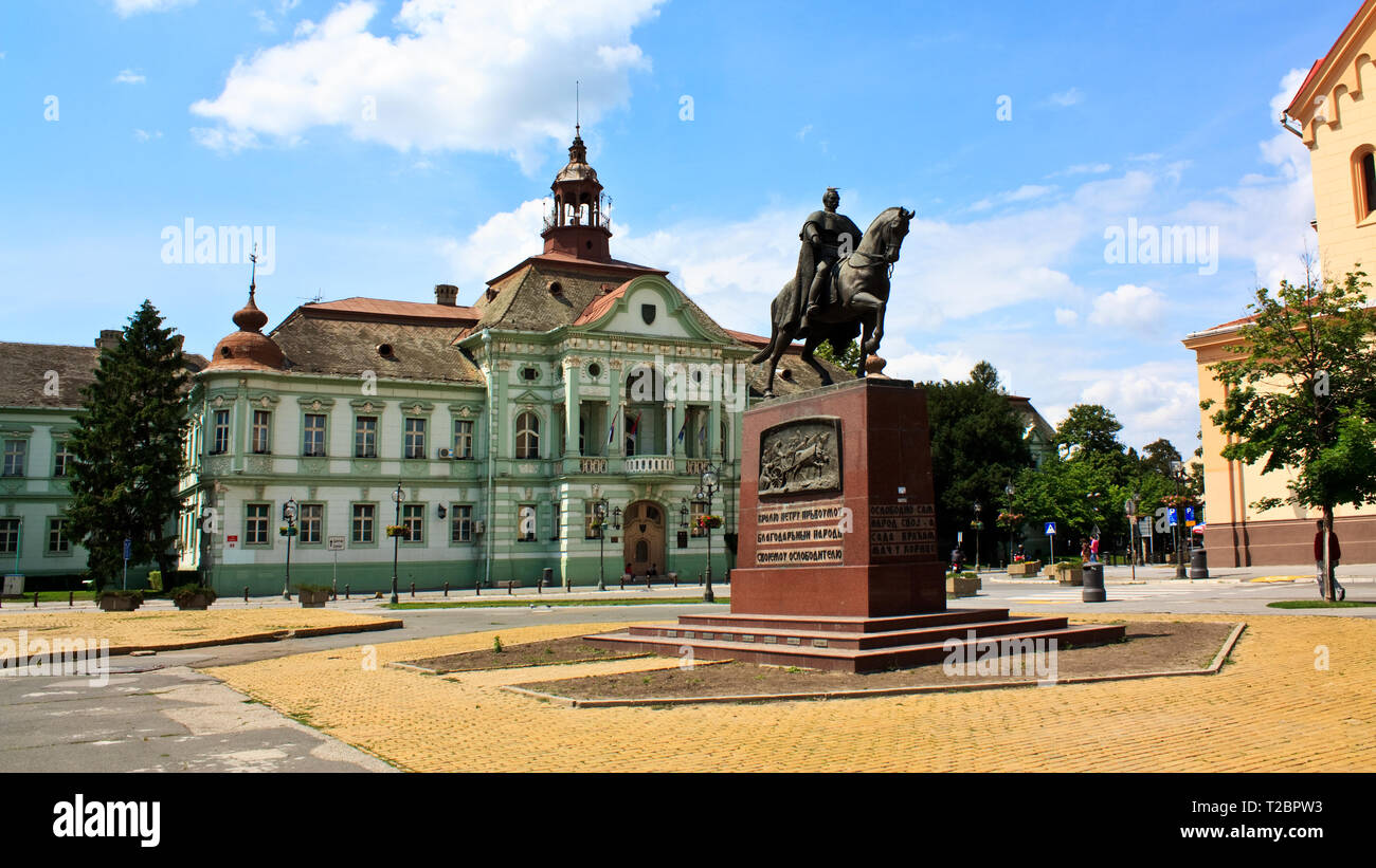 Rathaus Zrenjanin und König Peter ich Denkmal Stockfoto