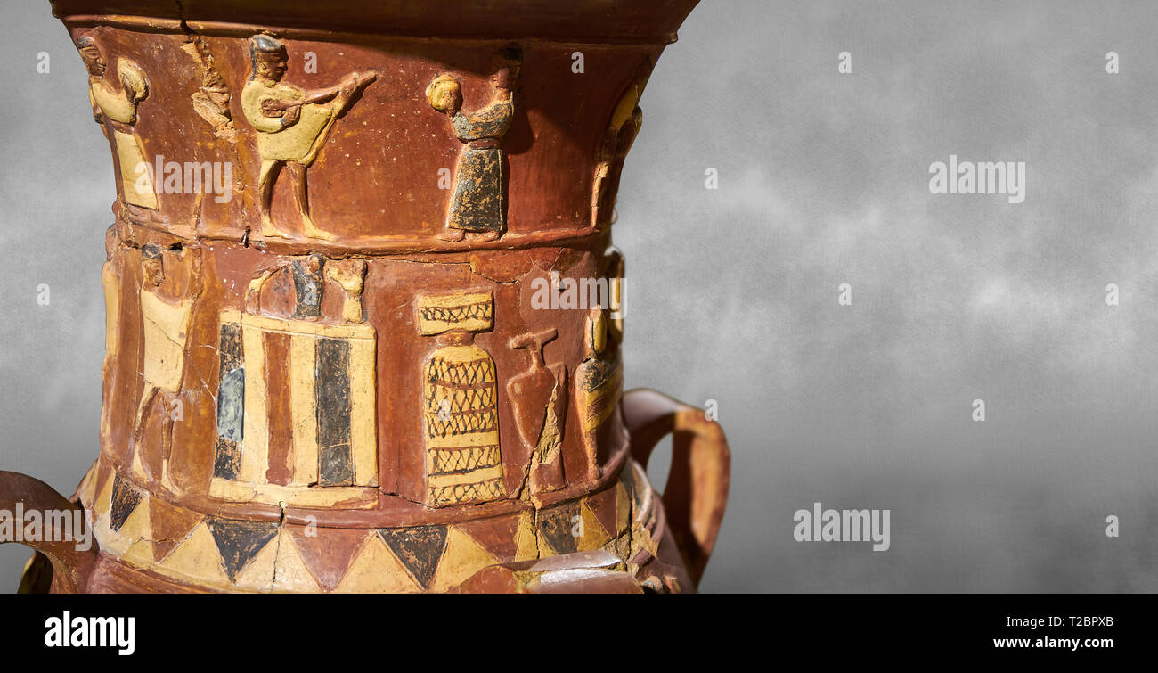 Nahaufnahme der Inandik Hethiter Relief dekoriert Kult trankopfers Vase dekoriert mit einer Frau und Mann relief Zahlen farbig in Creme, Rot und Schwarz pla Stockfoto