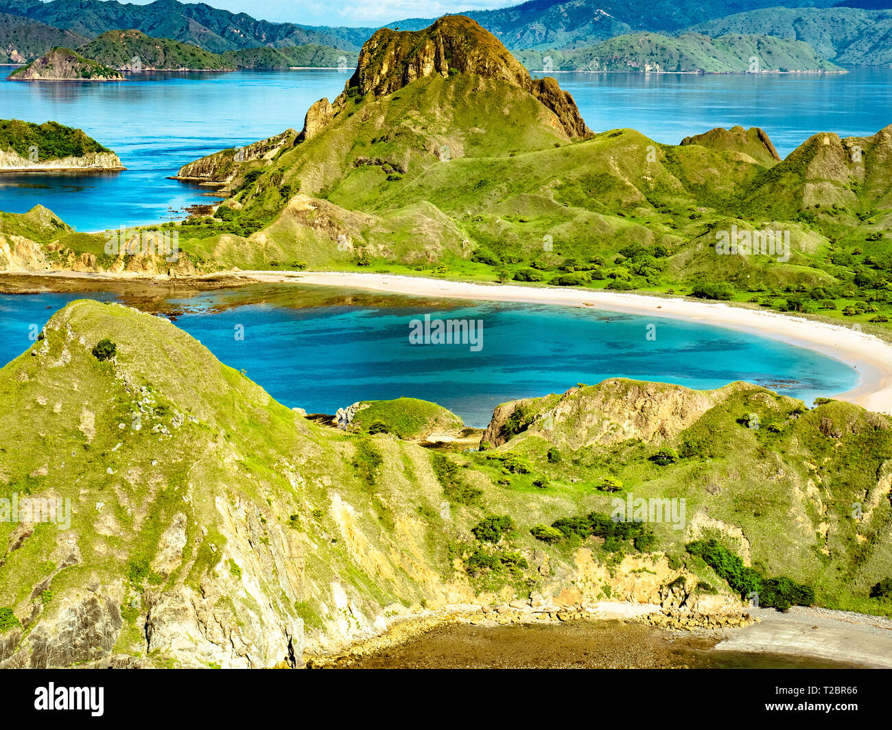Luftaufnahme von Hügeln in Pulau Padar Insel zwischen Komodo und Rinca Inseln in der Nähe von Labuan Bajo in Indonesien. Stockfoto