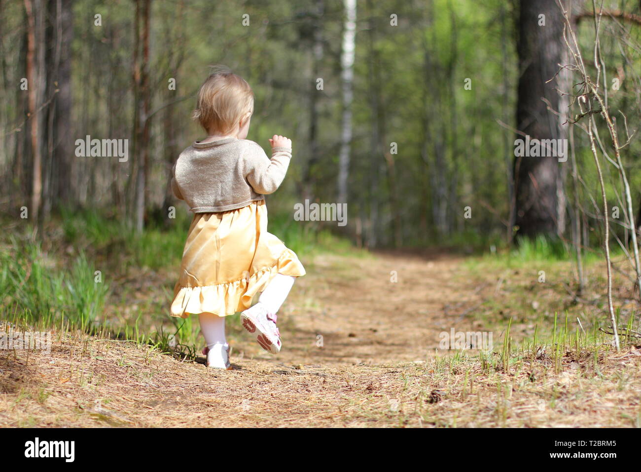 Ein 1 Jahre altes Mädchen, das gerade gelernt haben, zu gehen. Stockfoto