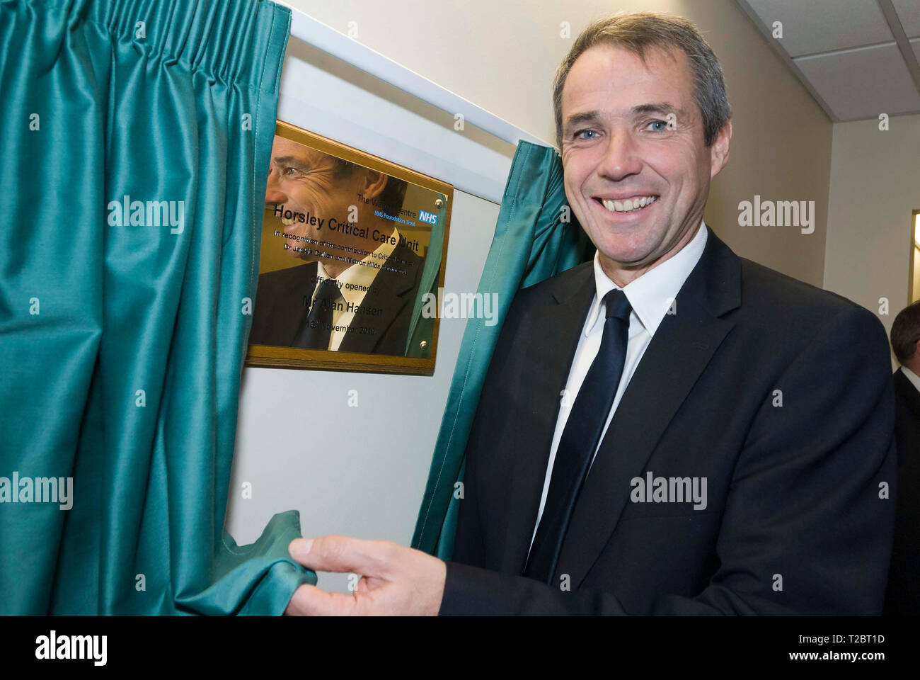 Alan Hansen enthüllt eine Gedenktafel und eröffnet die Lipson ward und die neue Intensivstation im Walton Center. Stockfoto
