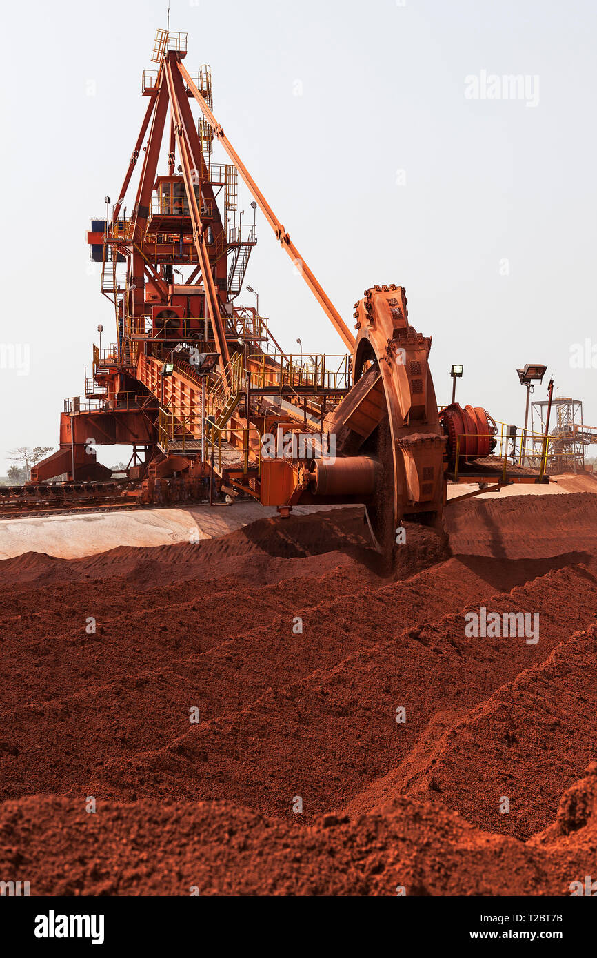 Port Operations für den Transport von Eisenerz. Schaufelrad reclaimmer Stapler mit Eimer Erz ab Lager auf Traverse zu Stapeln für den Versand Stockfoto