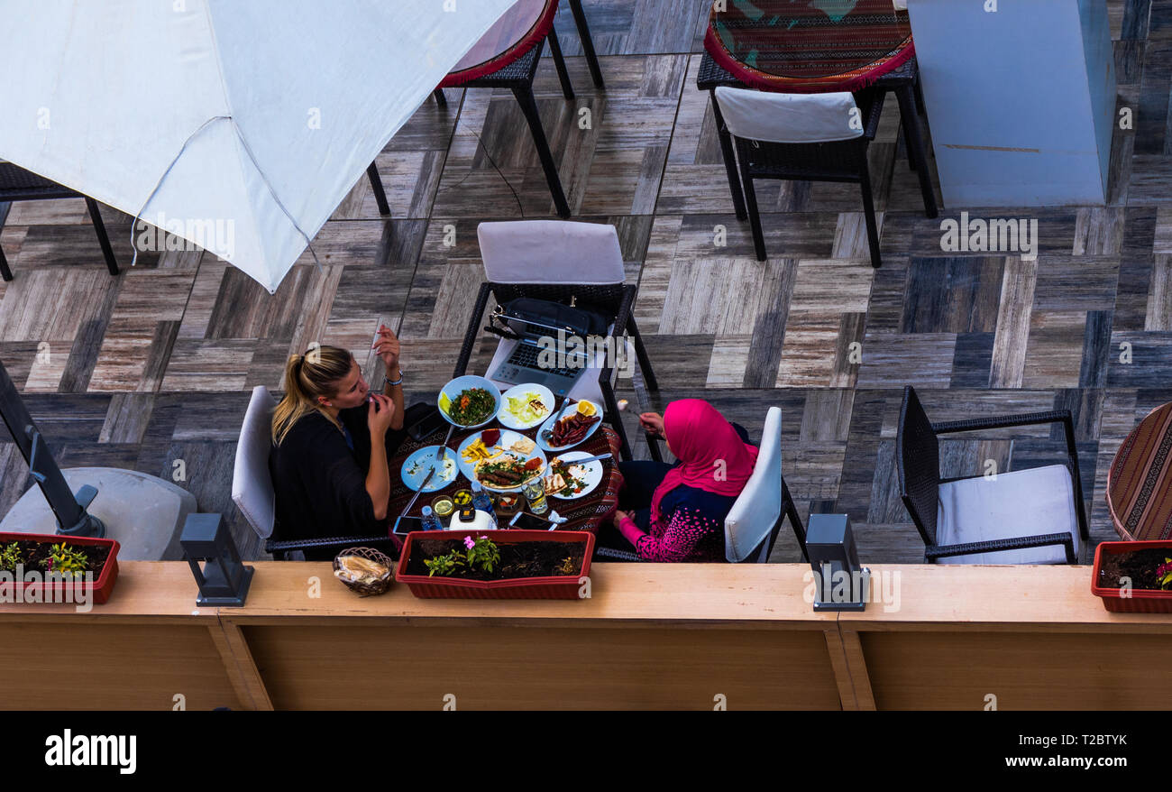 Zwei Damen mit einem Mittagessen in einem Restaurant Stockfoto